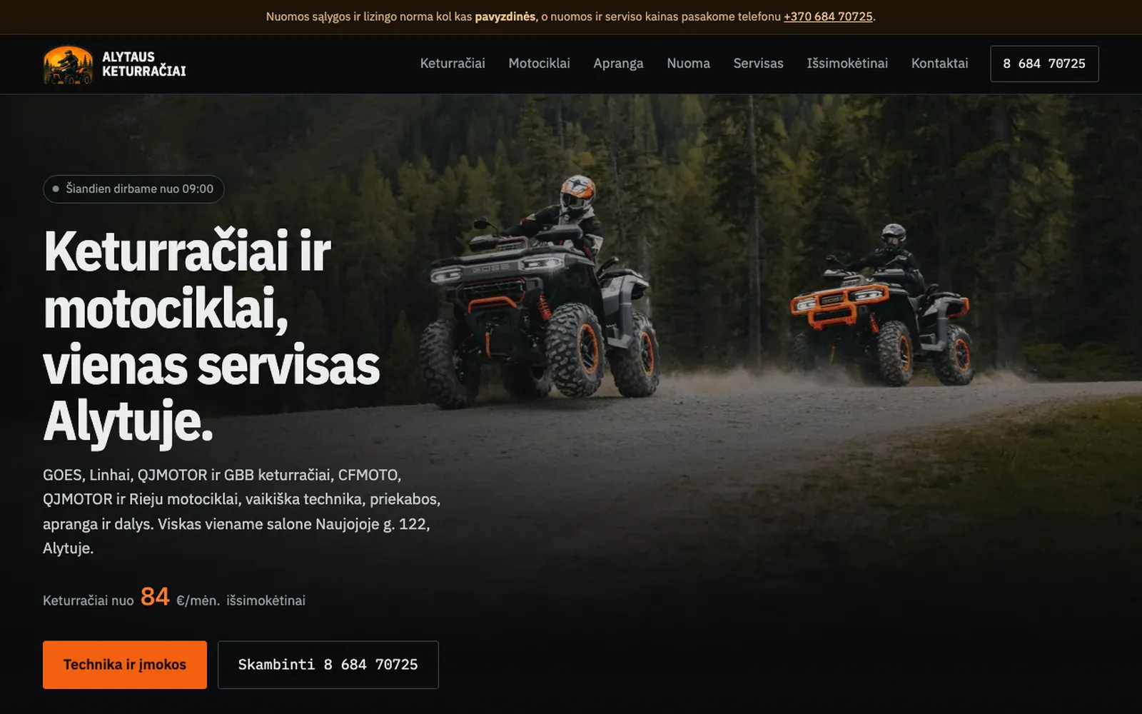 Alytaus Keturračiai pradžios puslapis: antraštė „Keturračiai ir motociklai, vienas servisas Alytuje“ ir du keturračiai miško kelyje