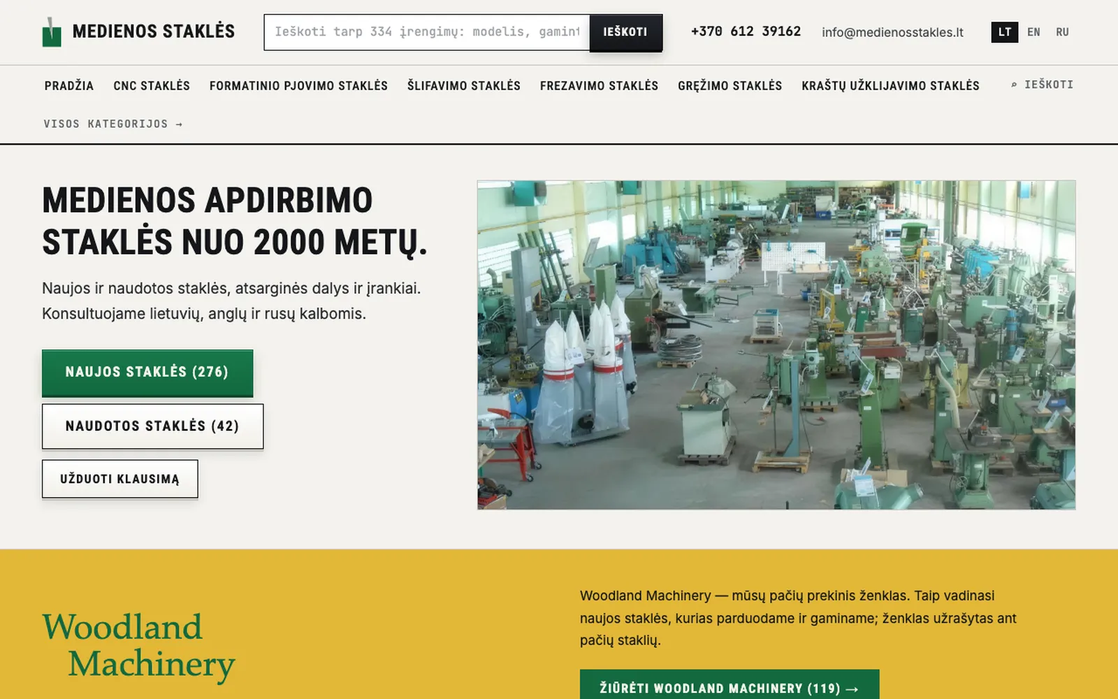 Medienos staklės pradžios puslapis: antraštė „Medienos apdirbimo staklės nuo 2000 metų“, ekspozicijų salės nuotrauka ir mygtukai „Naujos staklės“ bei „Naudotos staklės“ su tos dienos skaičiais